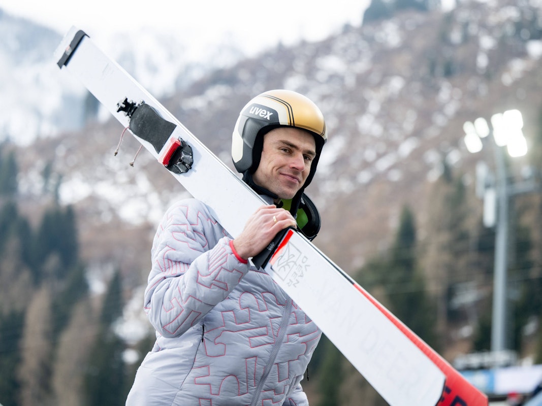 Vinzent Geiger trägt seine Ski im Olympia-Wettbewerb der Nordischen Kombination.