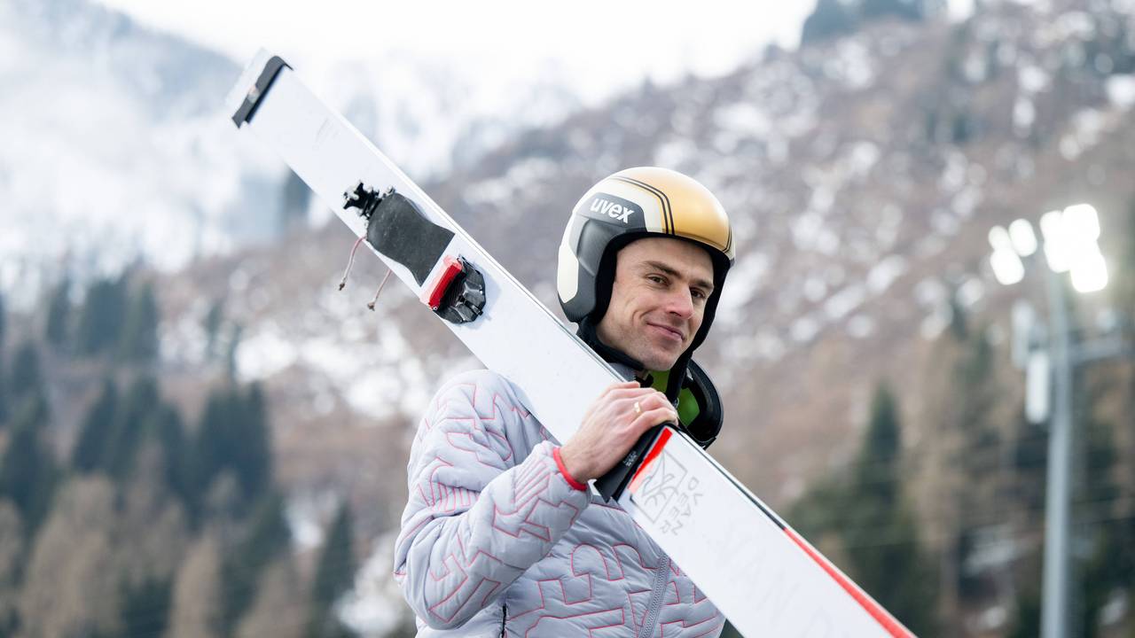 Vinzent Geiger trägt seine Ski im Olympia-Wettbewerb der Nordischen Kombination.
