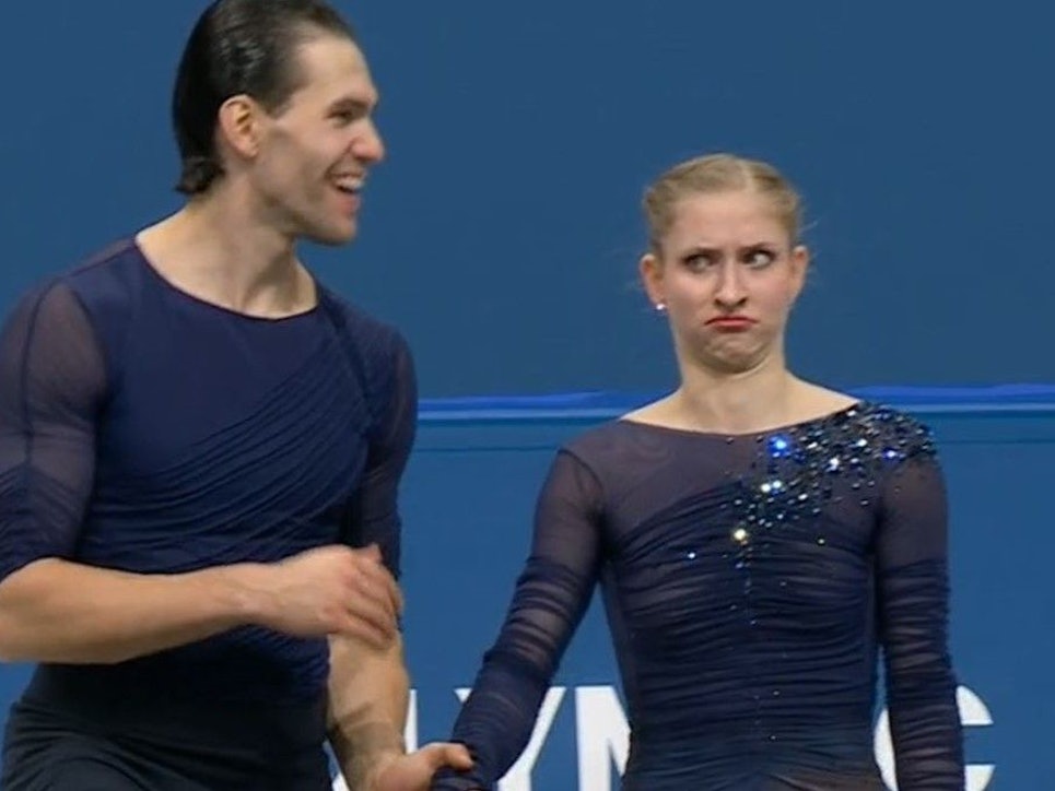 Minerva Hase und Nikita Volodin stiegen zu früh aufs Podium. Hase guckt äußerst irritiert.
