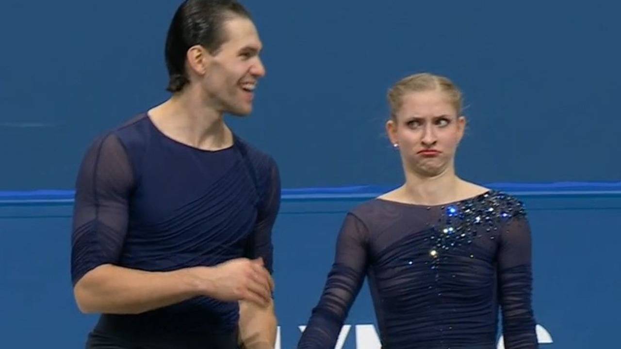 Minerva Hase und Nikita Volodin stiegen zu früh aufs Podium. Hase guckt äußerst irritiert.