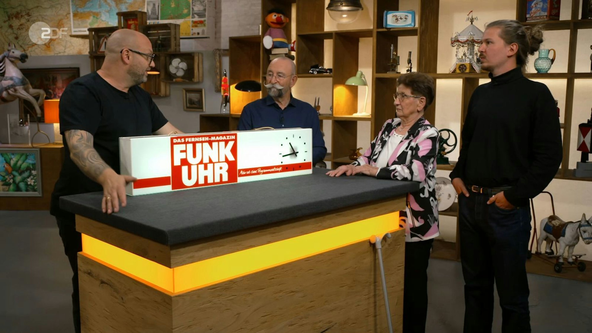 Dem Experten fiel direkt auf: „Die Uhr läuft nicht.“ (Bild: ZDF)