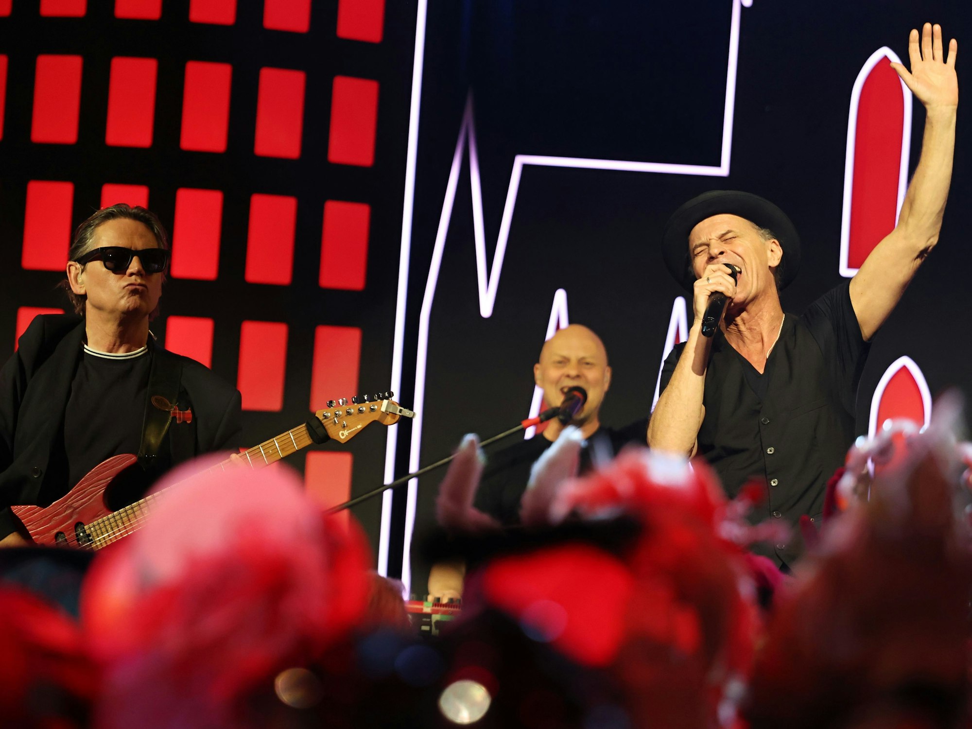 Brings beim Auftritt auf der Bühne.