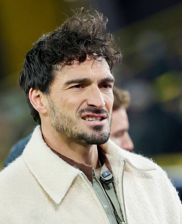 Mats Hummels steht mit skeptischem Blick im Stadion.