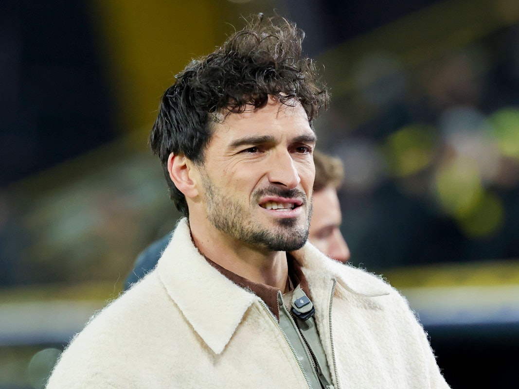 Mats Hummels steht mit skeptischem Blick im Stadion.