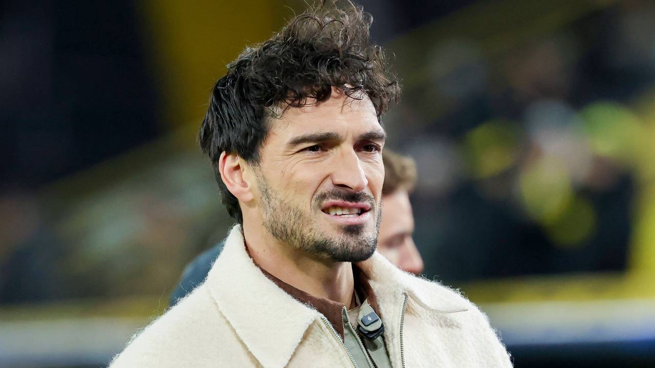 Mats Hummels steht mit skeptischem Blick im Stadion.