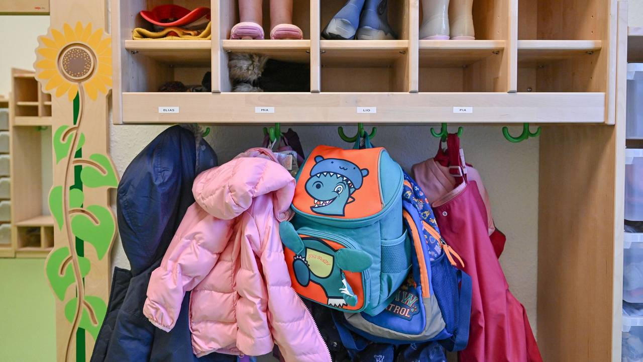 Kleidung von Kindern hängt in einer Kita.