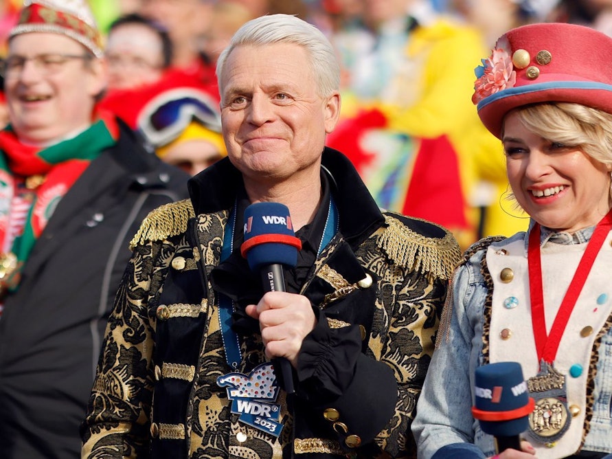 Für Sabine Heinrich endete der diesjährige Rosenmontagsumzug in Köln mit einer Beule. Hier ist die Moderatorin mit Entertainer Guido Cantz am Rande des Kölner Karnevalsgeschehens im Jahr 2024 zu sehen. (Bild: WDR/IMAGO/Political-Moments)