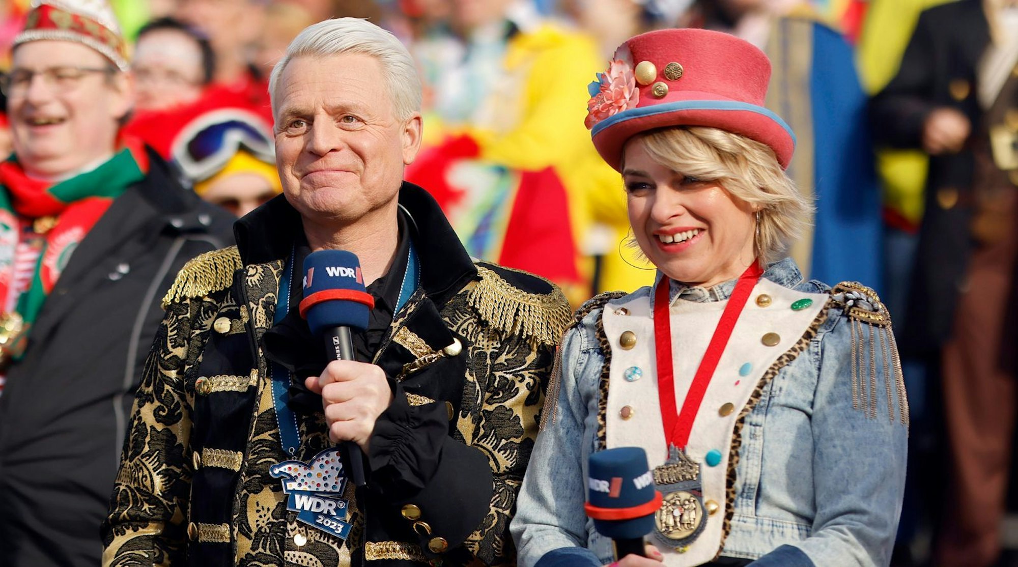 Für Sabine Heinrich endete der diesjährige Rosenmontagsumzug in Köln mit einer Beule. Hier ist die Moderatorin mit Entertainer Guido Cantz am Rande des Kölner Karnevalsgeschehens im Jahr 2024 zu sehen. (Bild: WDR/IMAGO/Political-Moments)