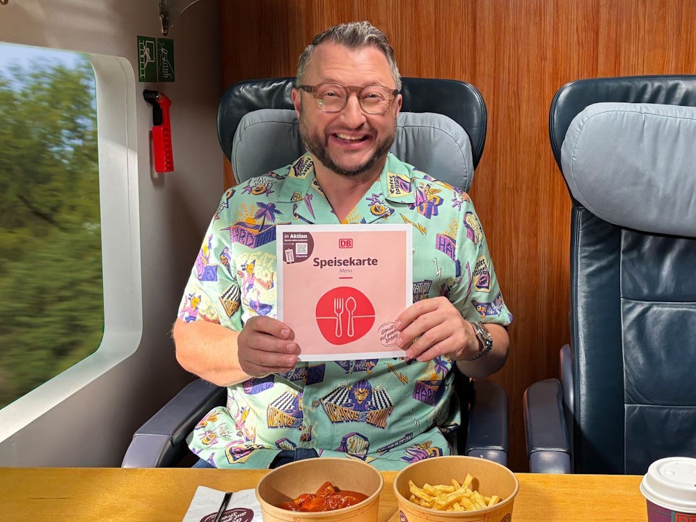Für die Currywurst mit Pommes zahlt man bei der Deutschen Bahn 10,90 Euro. Dabei handelt es sich nur um ein Mikrowellenprodukt, zeigt TV-Koch Sebastian Lege. (Bild: ZDF/Lilian Pürthner /Pond5/Wave_Movies)