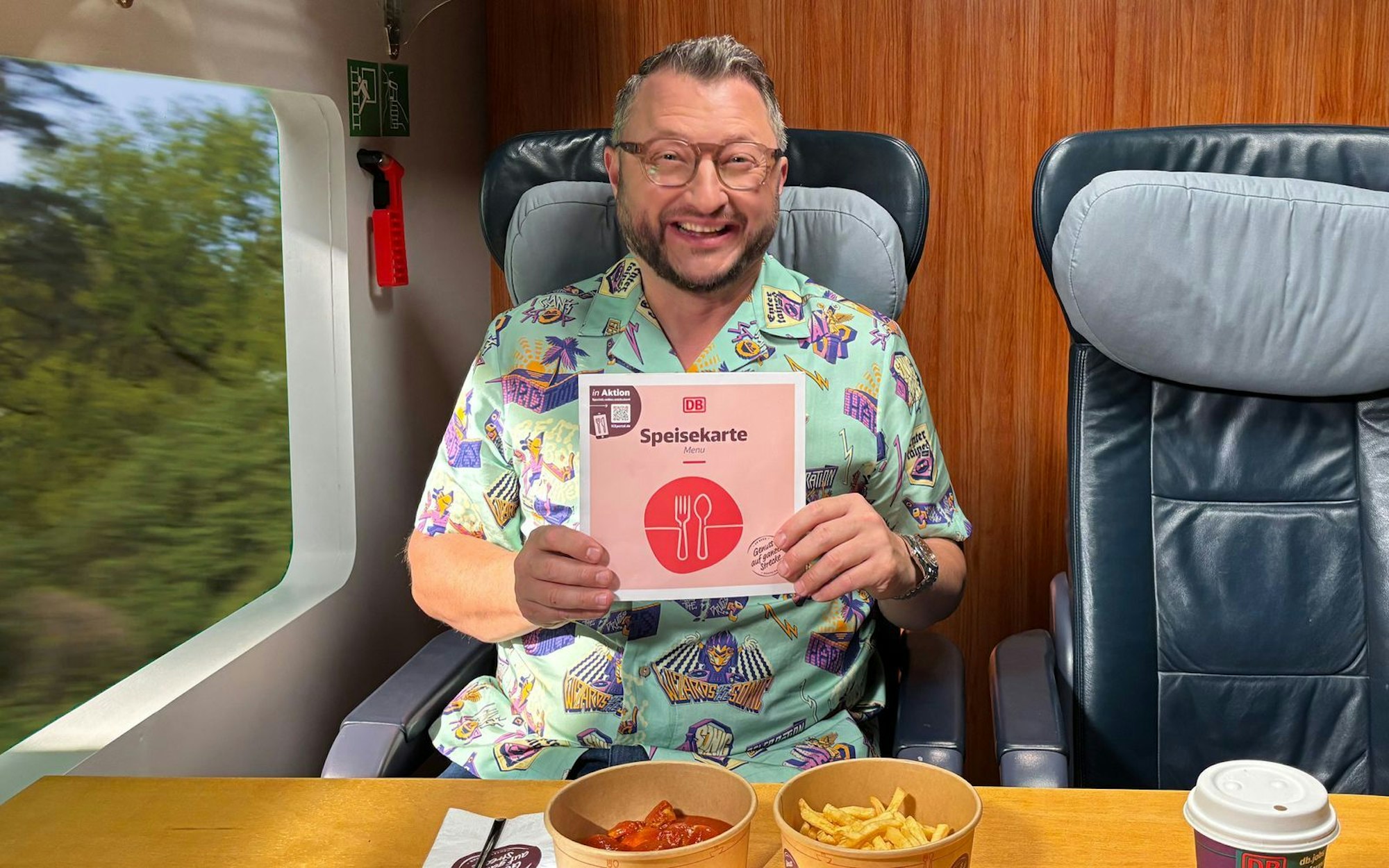 Für die Currywurst mit Pommes zahlt man bei der Deutschen Bahn 10,90 Euro. Dabei handelt es sich nur um ein Mikrowellenprodukt, zeigt TV-Koch Sebastian Lege. (Bild: ZDF/Lilian Pürthner /Pond5/Wave_Movies)