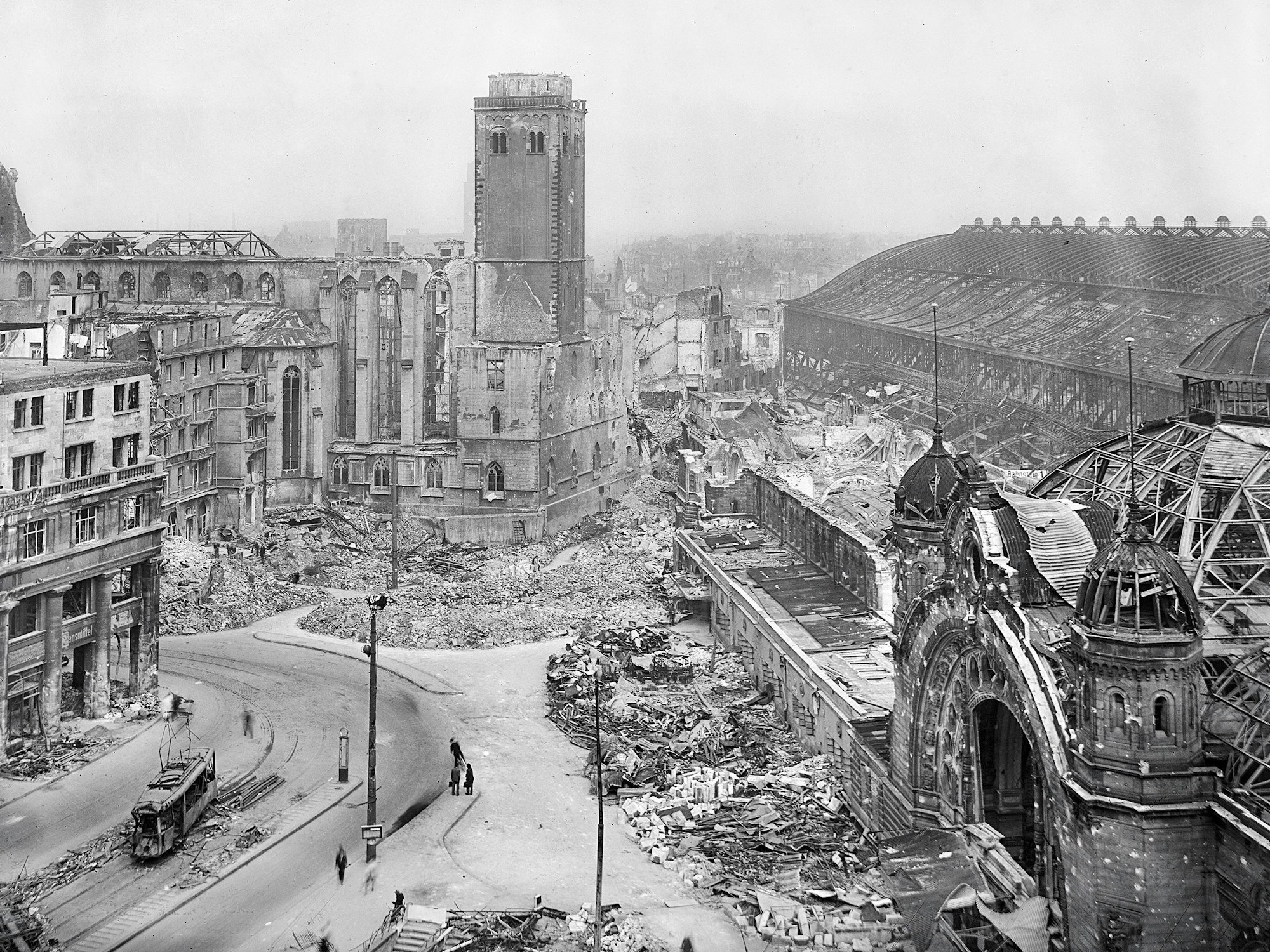 Neiteler fotografierte auch die zerstörte Innenstadt: der Kölner Hauptbahnhof.