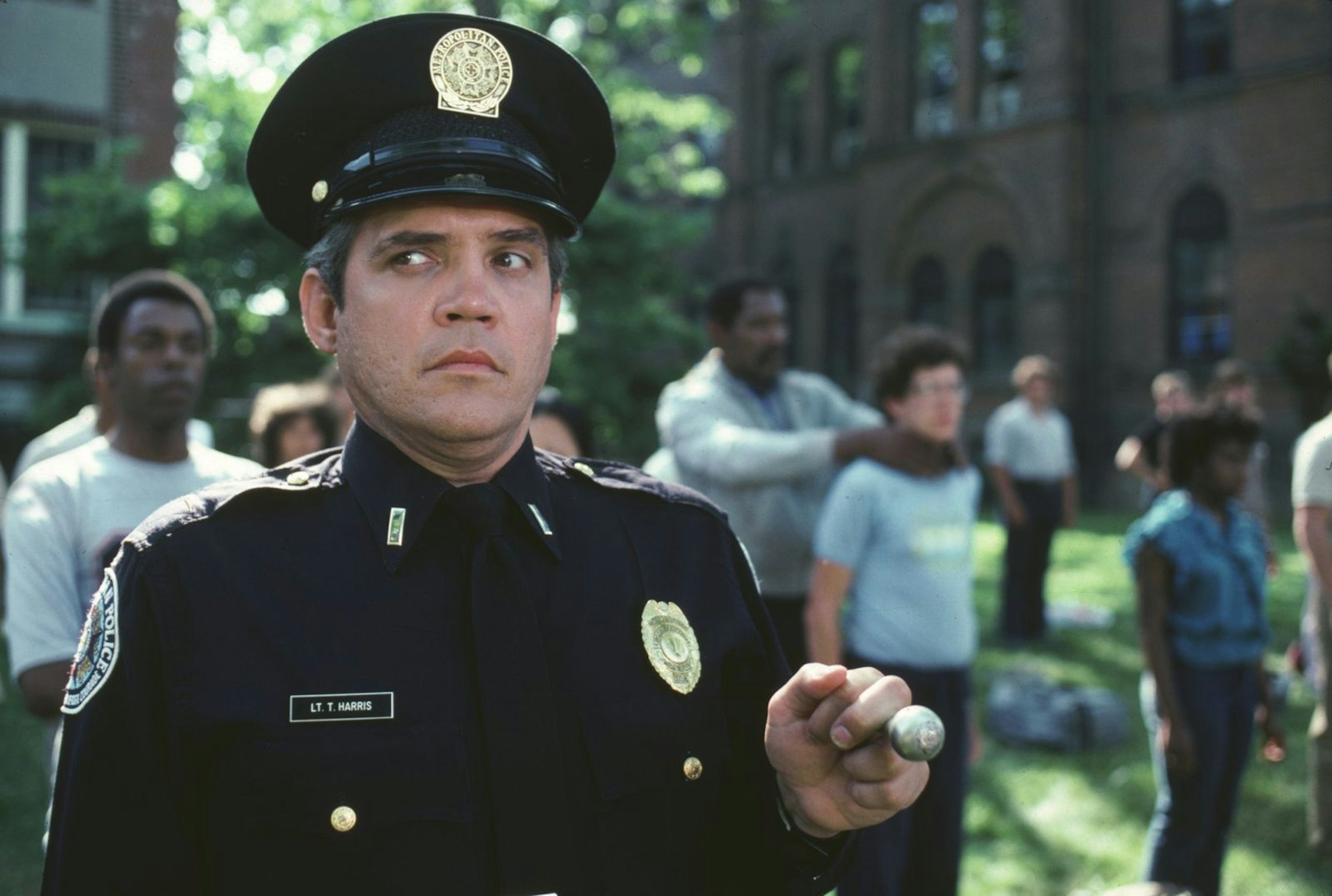 Das Megafon war sein liebstes und wichtigstes Werkzeug: Captain Harris (G.W. Bailey) war eine der größten Lachnummern der „Police Academy“-Reihe. (Bild: Warner Bros.)
