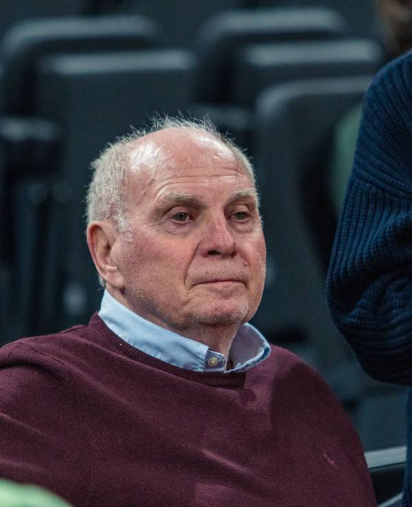Uli Hoeneß sitzt bei einem Spiel des FC Bayern München auf der Tribüne.