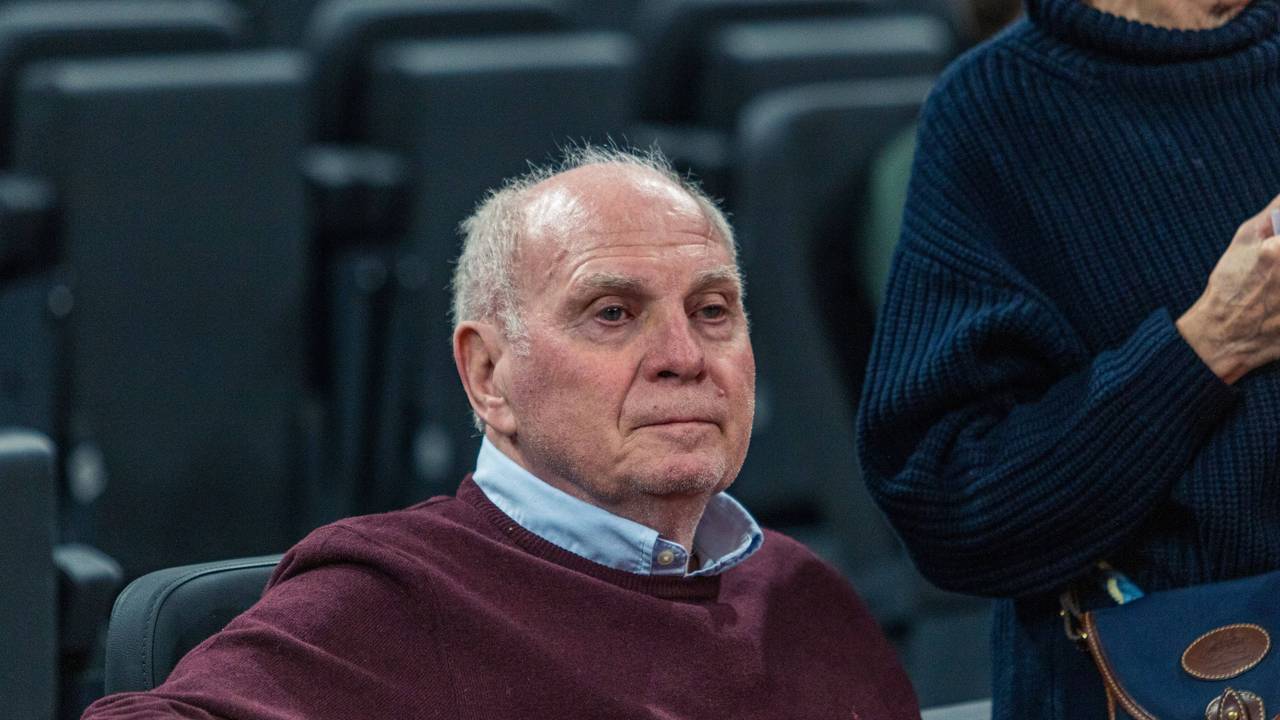 Uli Hoeneß sitzt bei einem Spiel des FC Bayern München auf der Tribüne.