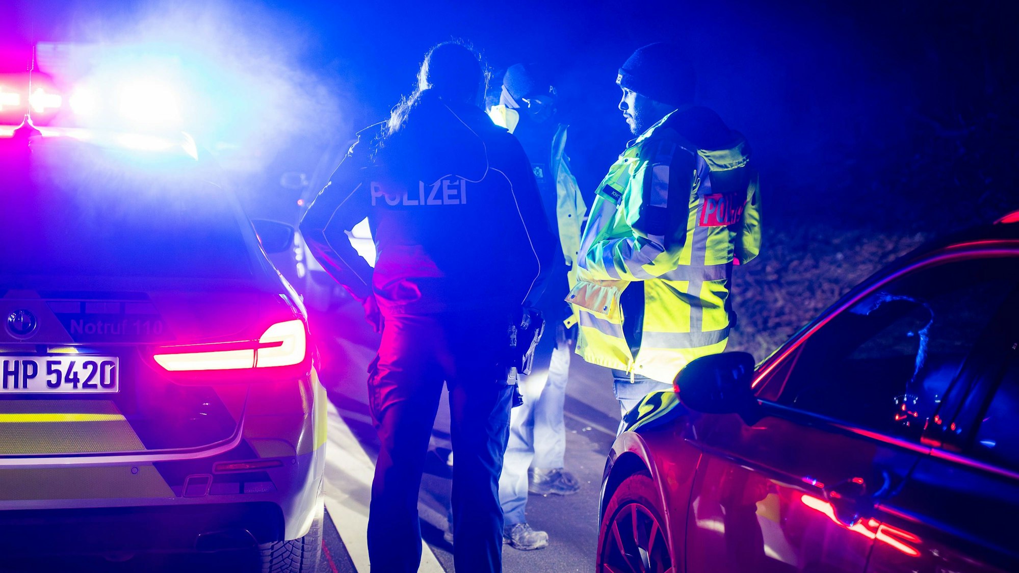 Polizei-Einsatzkräfte bei einer Kontrolle auf der Autobahn (Symbolfoto)