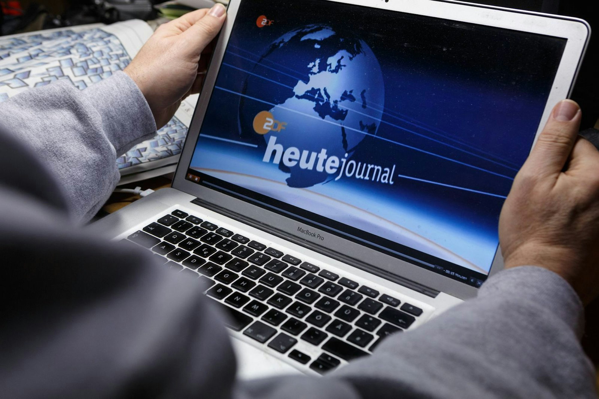 Das „heute journal“ des ZDF sendete am Sonntag einen Beitrag, in dem KI-generierte Bilder zu sehen waren. Diese wurden als solche nicht gekennzeichnet. (Bild: IMAGO / Rüdiger Wölk)