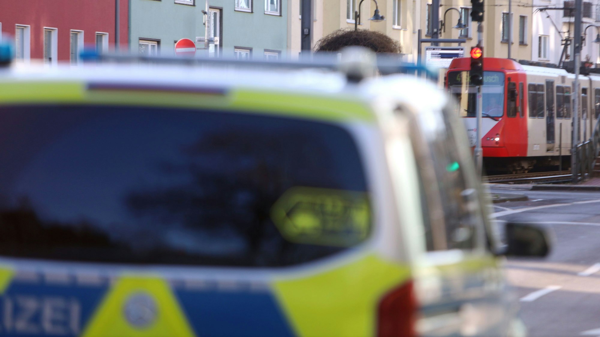 Ein Lkw und eine KVB-Bahn sind zusammengestoßen (Symbolbild).