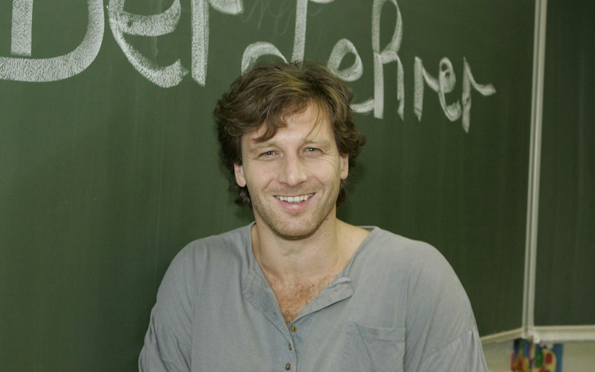 Mit „Der Lehrer“ fand Hendrik Duryn 2009 eine Vollzeitstelle. Die Serie wird dieses Jahr fortgesetzt. (Bild: RTL / Frank Dicks)