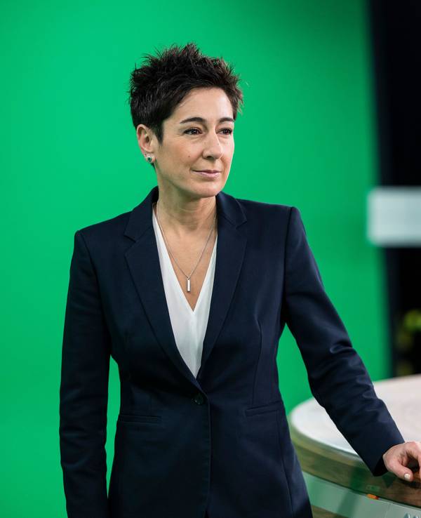 Moderatorin Dunja Hayali steht in dem Studio, das für das „heute journal“ genutzt wird.t wird.