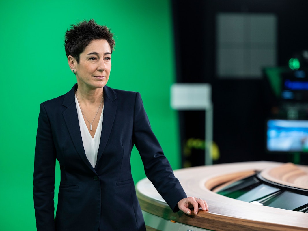 Moderatorin Dunja Hayali steht in dem Studio, das für das „heute journal“ genutzt wird.t wird.