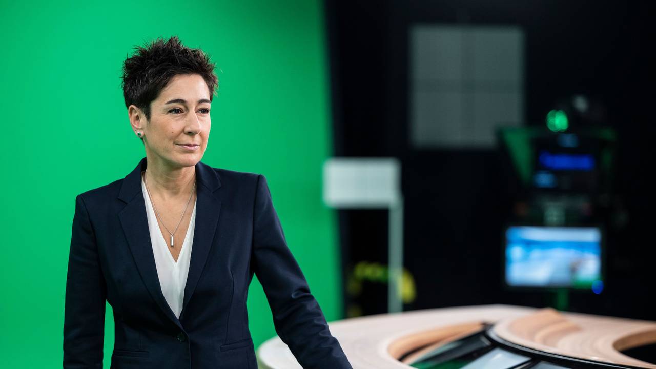Moderatorin Dunja Hayali steht in dem Studio, das für das „heute journal“ genutzt wird.t wird.