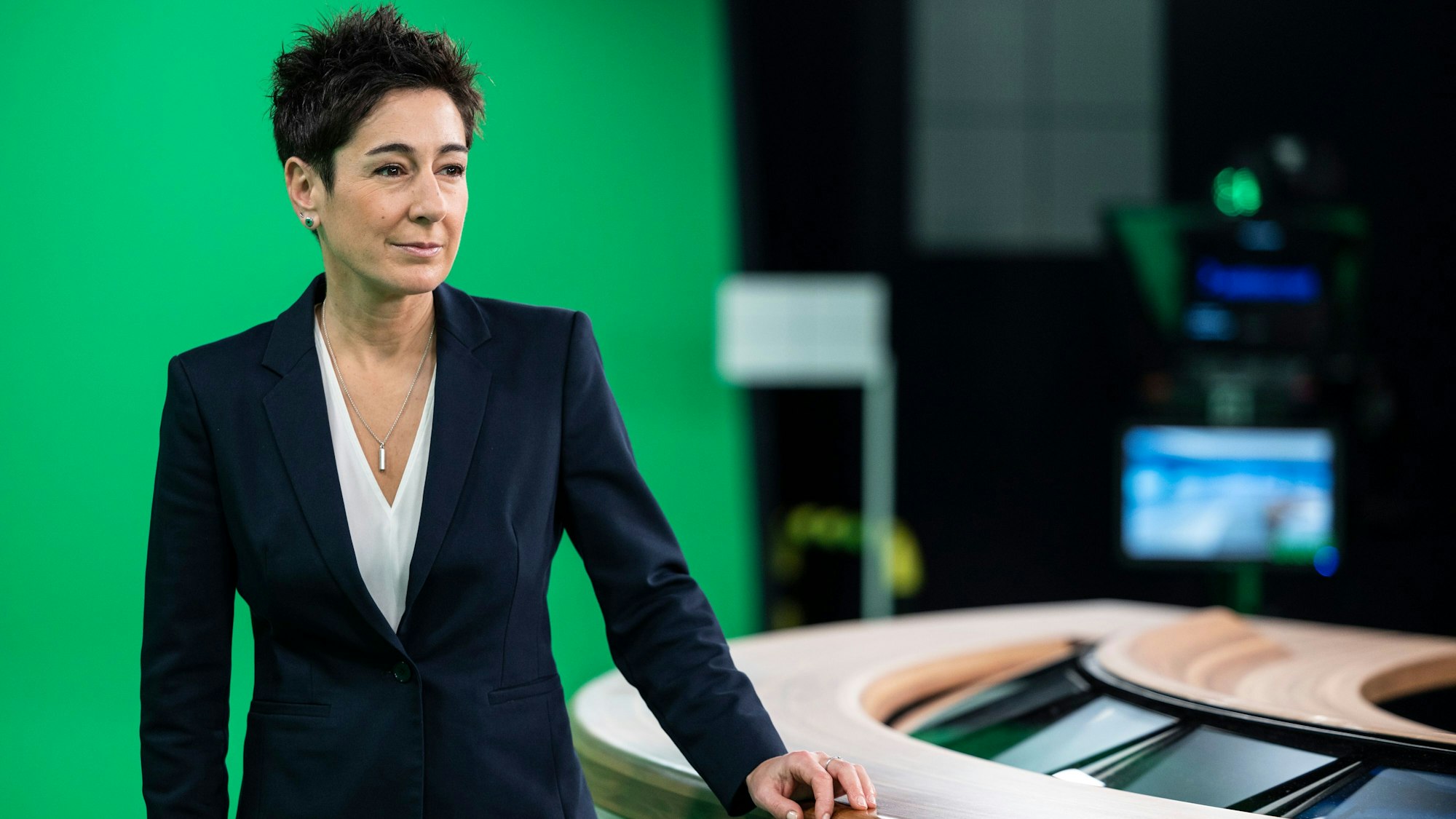 Moderatorin Dunja Hayali steht in dem Studio, das für das „heute journal“ genutzt wird.t wird.