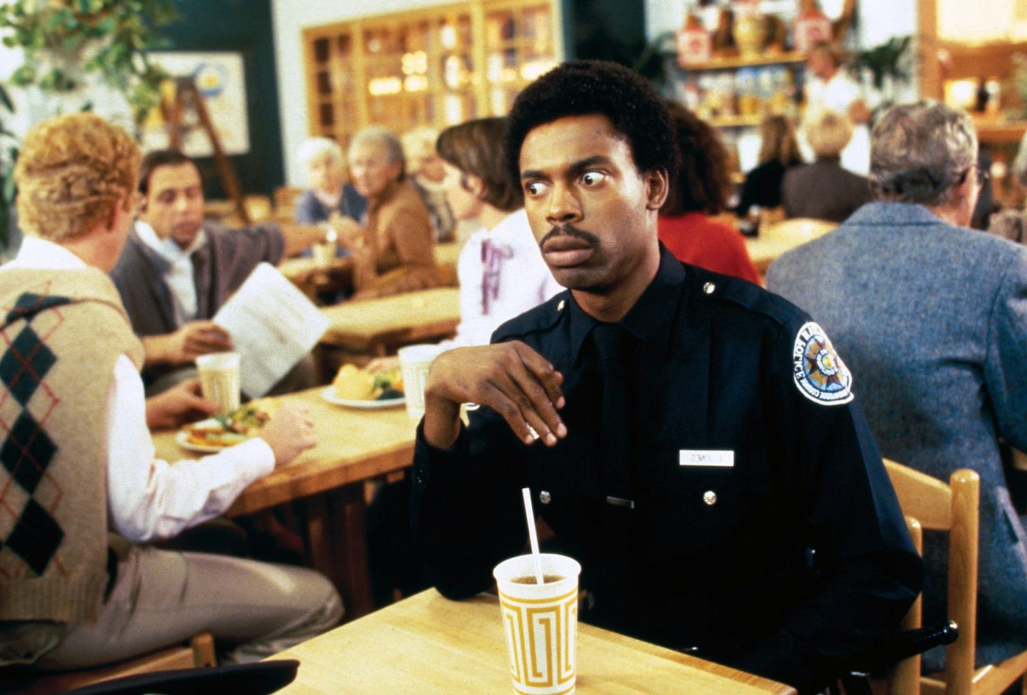 Mit den erstaunlichen Geräuschen, die er mit seiner Stimme imitieren konnte, verblüffte Michael Winslow als Officer Larvelle Jones in allen sieben Police-Academy-Filmen. (Bild: Warner Bros.)