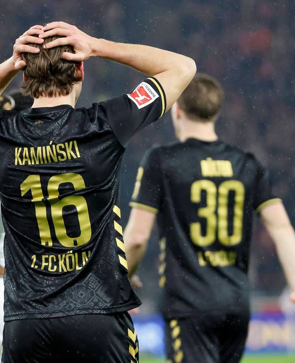 Jakub Kaminski schlägt gegen Köln die Hände über dem Kopf zusammen.