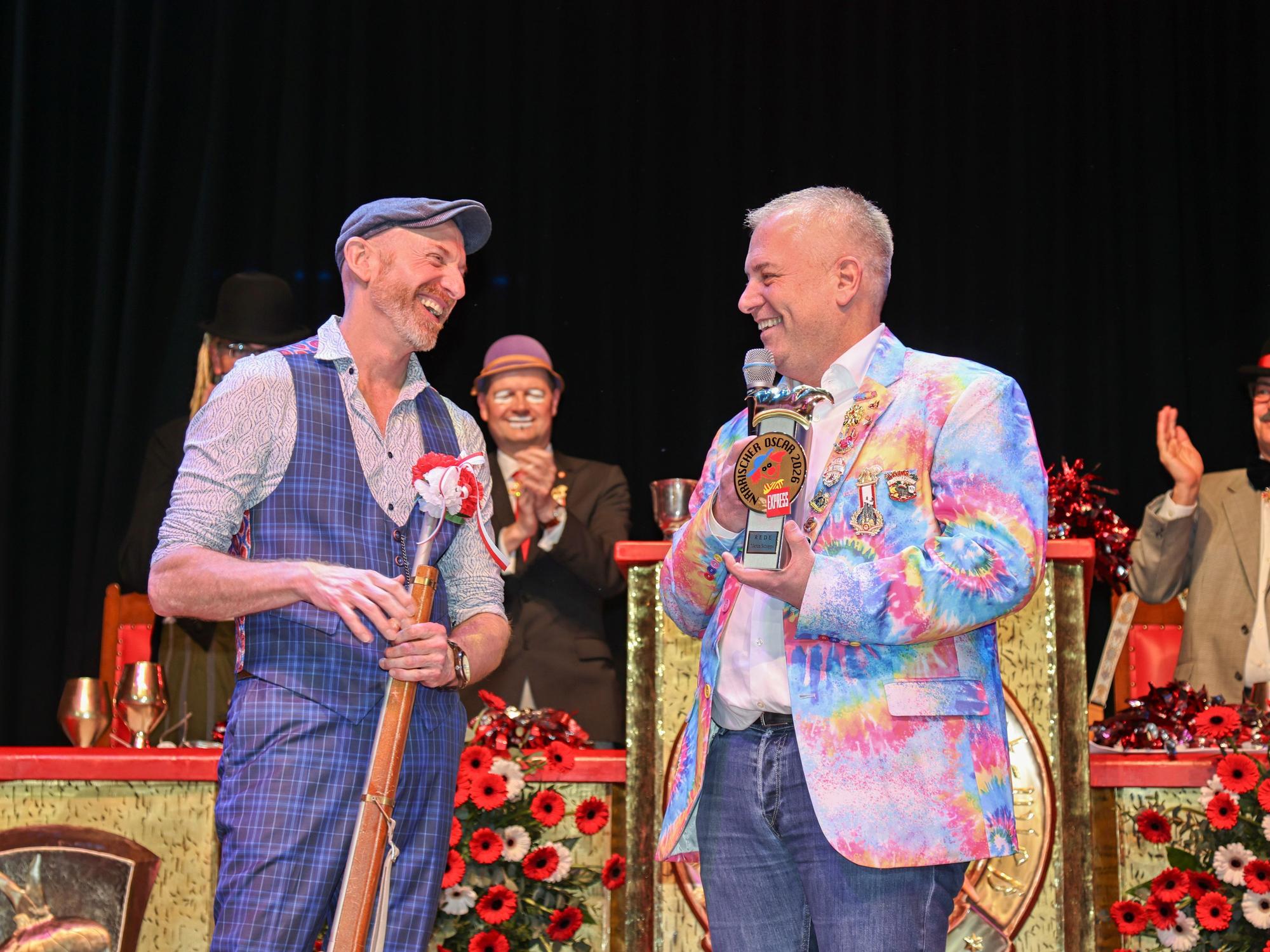 Martin Schopps bekommt den Närrischen Oscar von Marcel Schwamborn.