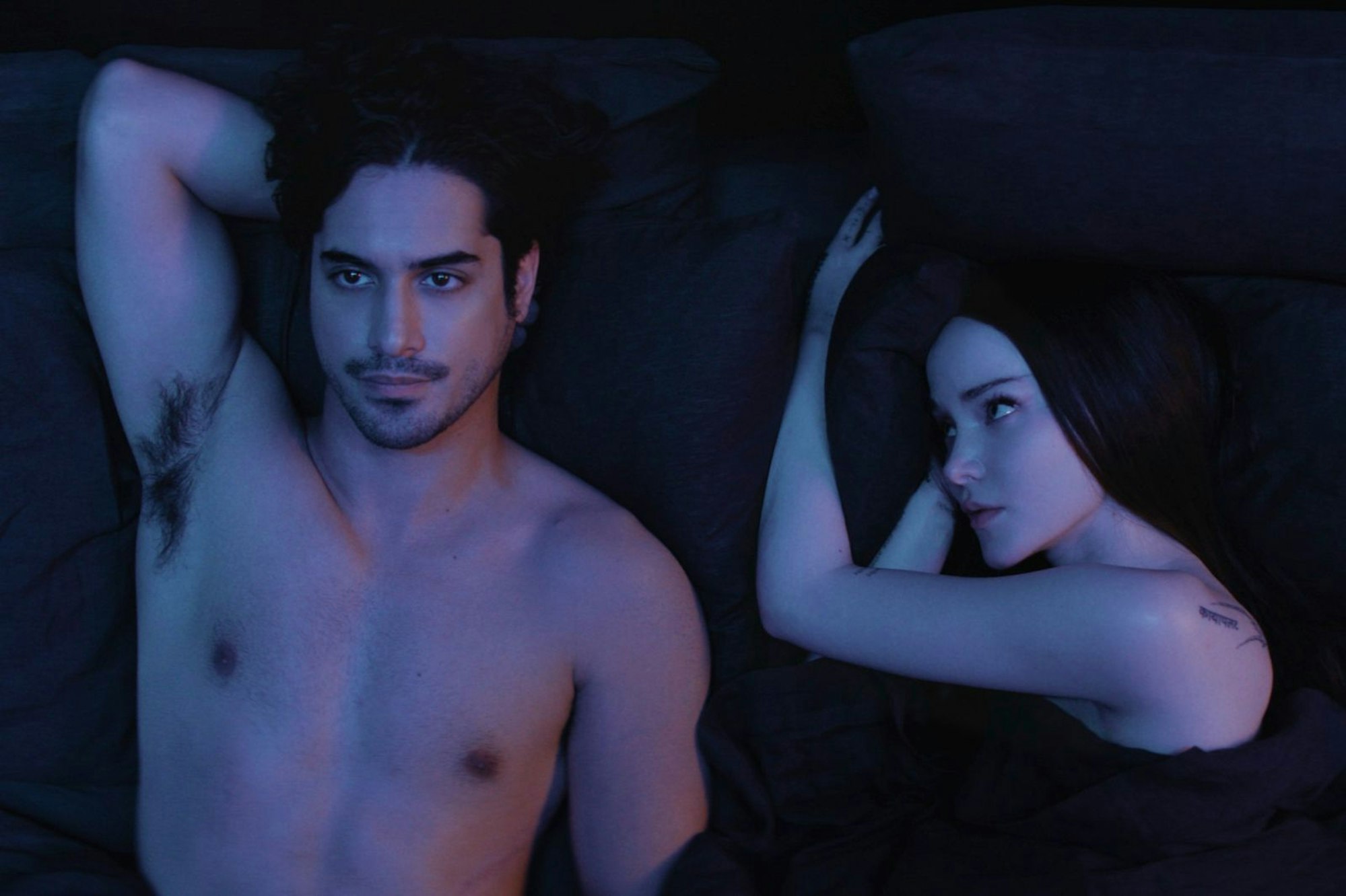 „56 Tage“ dauert die Beziehung von Oliver (Avan Jogia) und Ciara (Dove Cameron) - übrig bleibt nur eine Leiche. (Bild: Courtesy of Prime / © Amazon Content Services LLC)