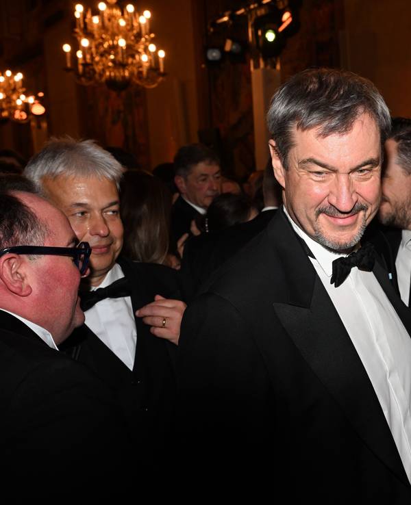 Der bayerische Ministerpräsident Markus Söder (CSU) und seine Tochter Gloria-Sophie Burkandt zeigen sich im Januar 2025 bei Söders Neujahrsempfang in der Münchner Residenz.