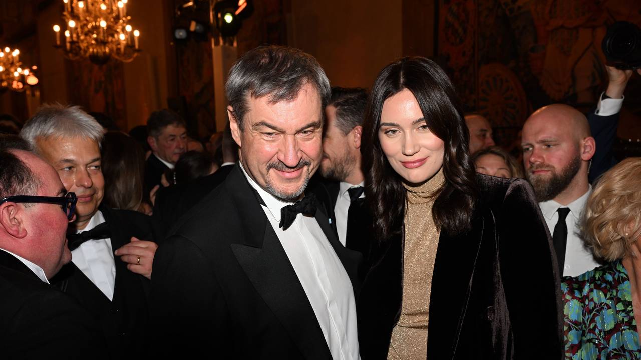 Der bayerische Ministerpräsident Markus Söder (CSU) und seine Tochter Gloria-Sophie Burkandt zeigen sich im Januar 2025 bei Söders Neujahrsempfang in der Münchner Residenz.