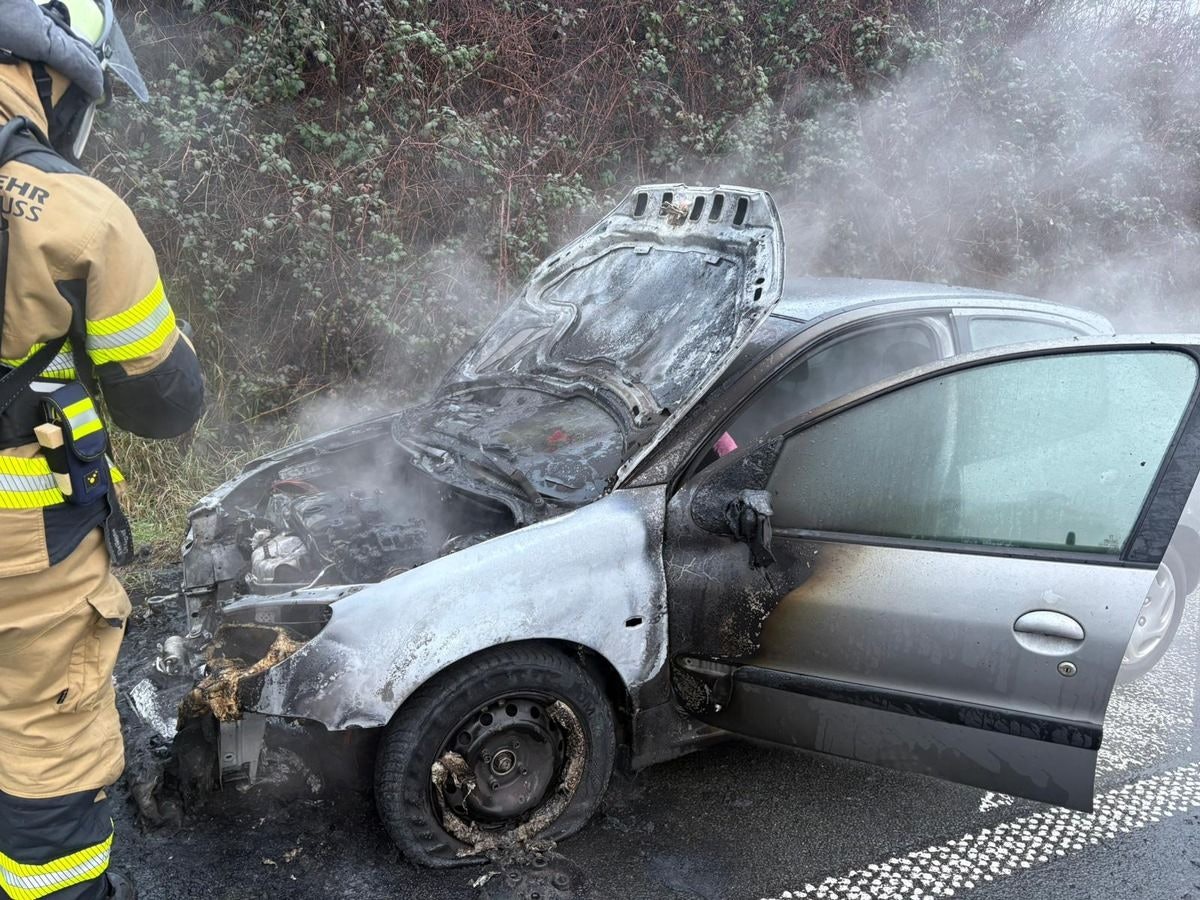 Ein ausgebrannter Pkw steht auf dem Standstreifen der Autobahn.