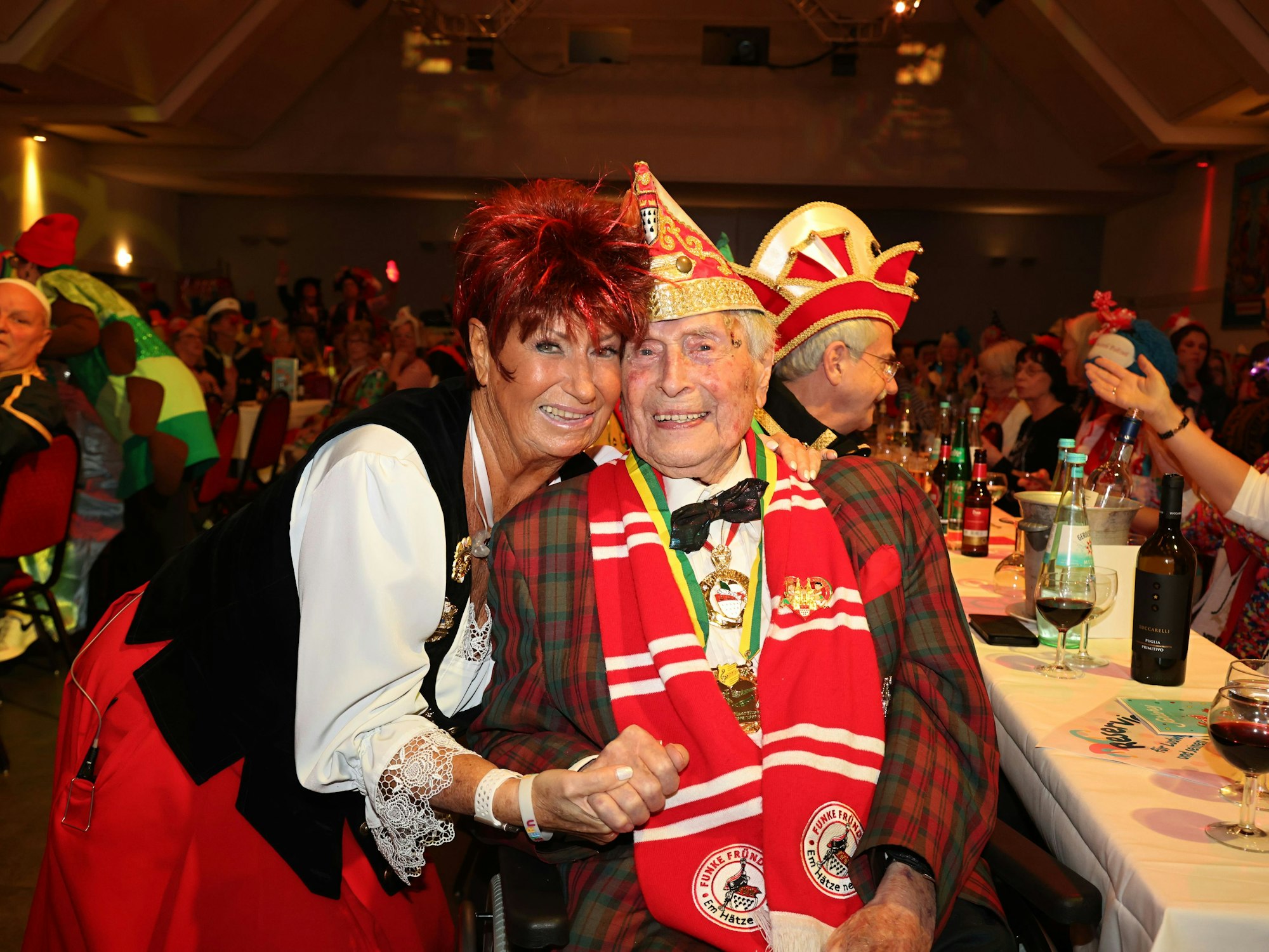 Marita Köllner umarmt Ludwig Sebus.