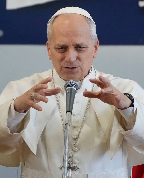 Papst Leo XIV. spricht bei seiner Ankunft in der Pfarrei Santa Maria Regina Pacis in Ostia, um sich mit der örtlichen katholischen Gemeinde zu treffen.