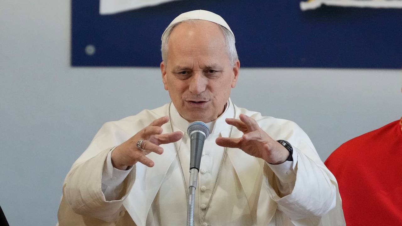 Papst Leo XIV. spricht bei seiner Ankunft in der Pfarrei Santa Maria Regina Pacis in Ostia, um sich mit der örtlichen katholischen Gemeinde zu treffen.
