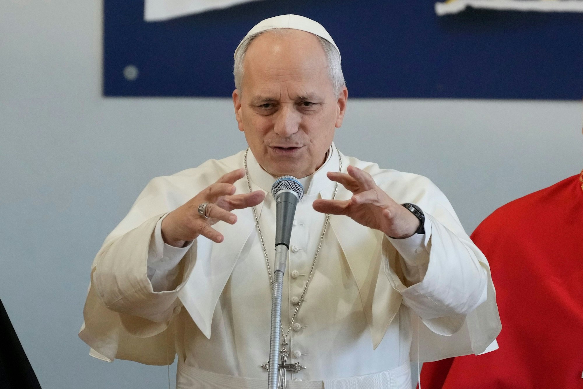 Papst Leo XIV. spricht bei seiner Ankunft in der Pfarrei Santa Maria Regina Pacis in Ostia, um sich mit der örtlichen katholischen Gemeinde zu treffen.