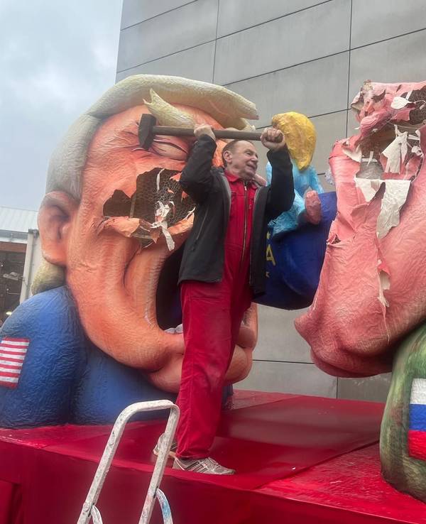 Jacques Tilly zerstört einen Tag nach Rosenmontag seine Mottowagen