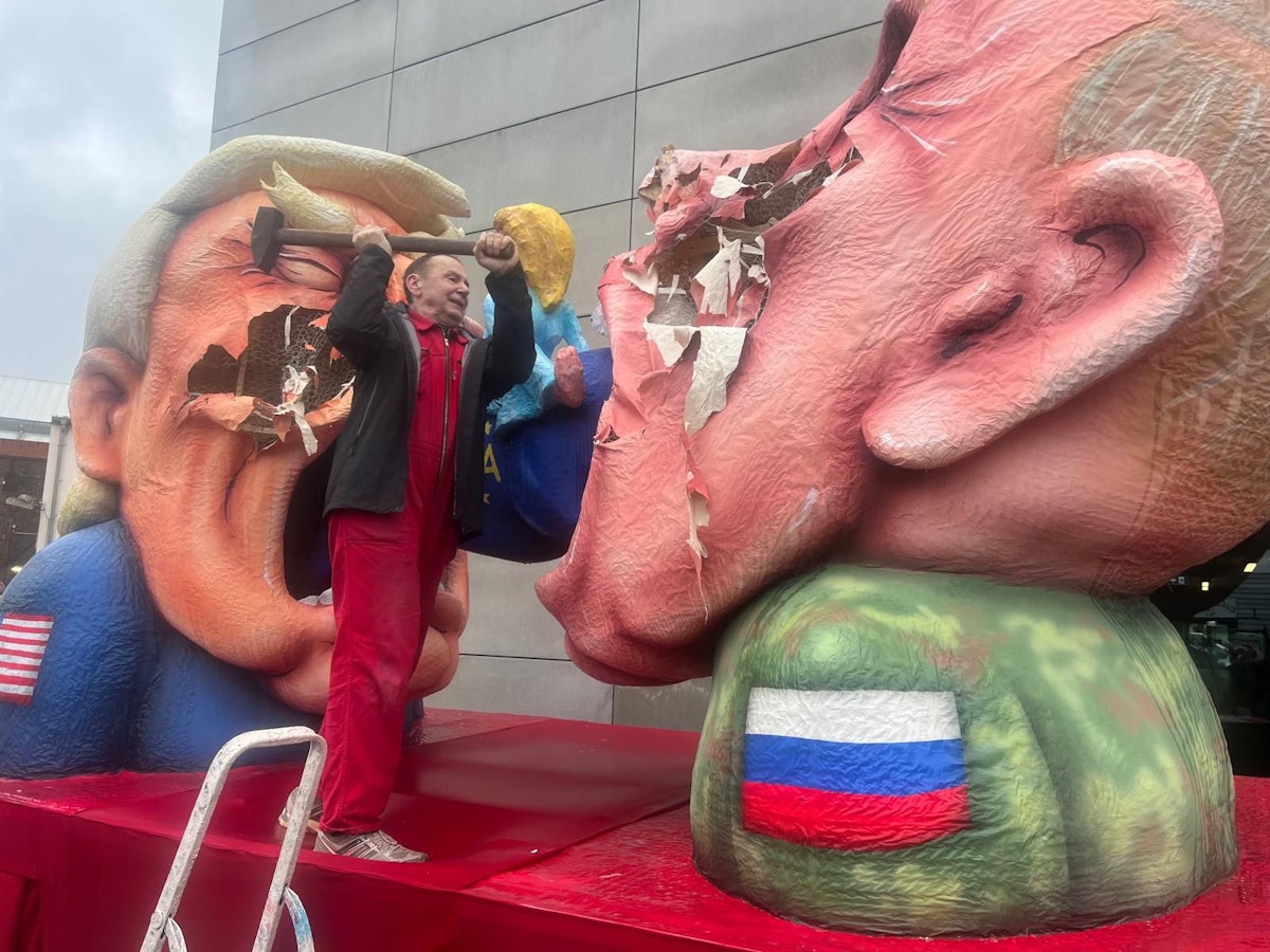 Jacques Tilly zerstört einen Tag nach Rosenmontag seine Mottowagen