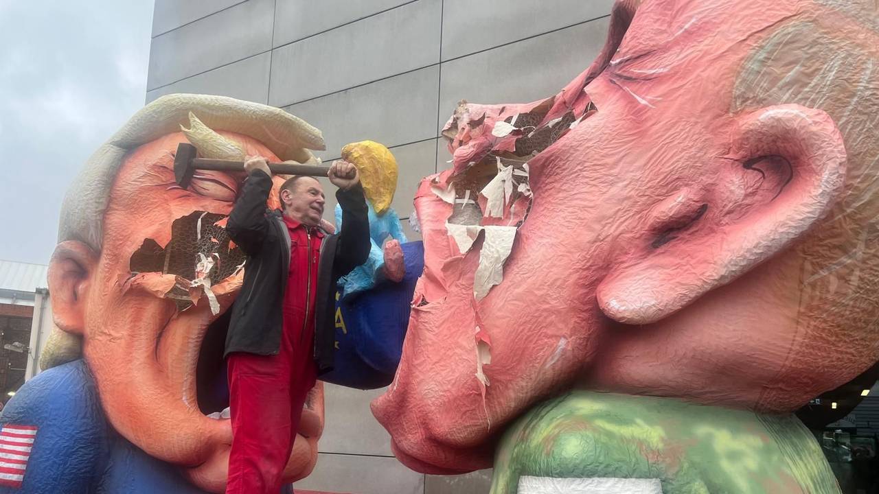 Jacques Tilly zerstört einen Tag nach Rosenmontag seine Mottowagen
