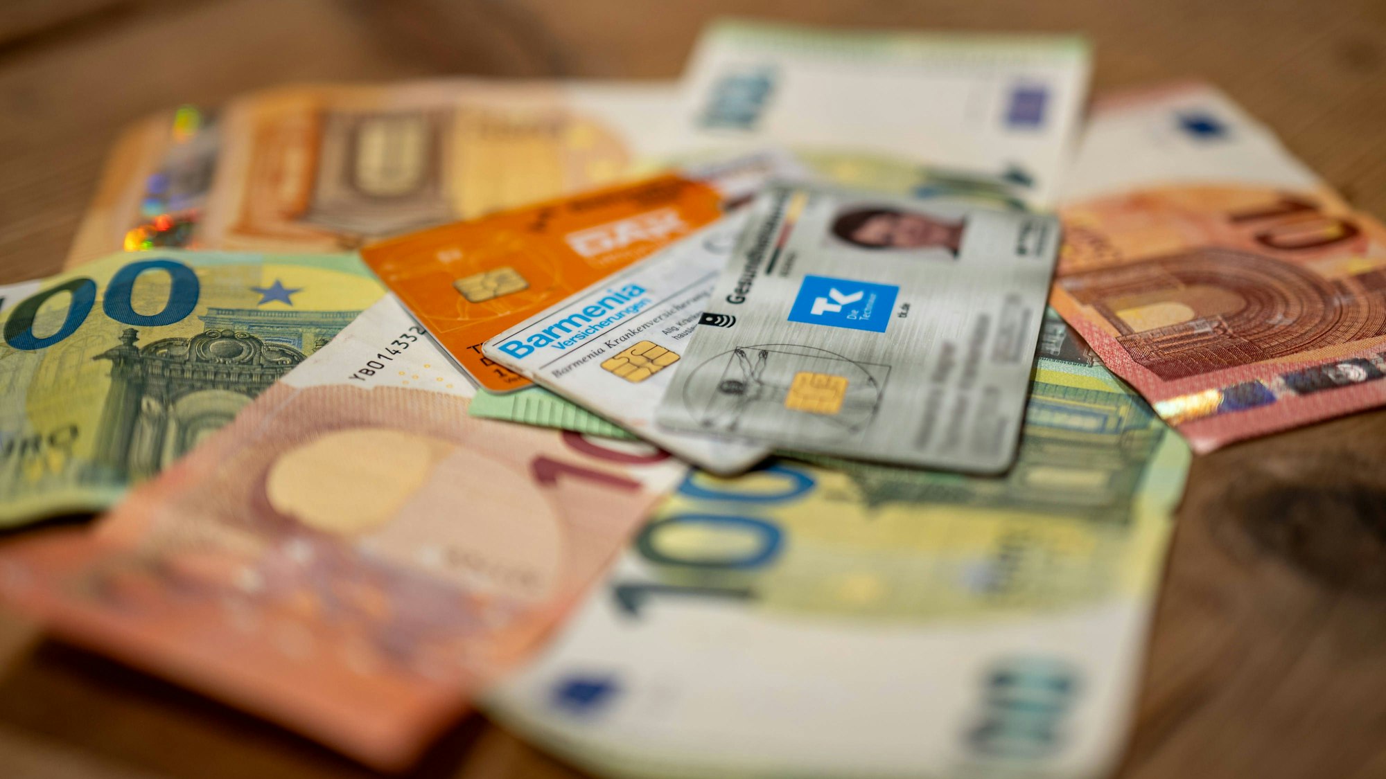 Euro-Banknoten und Gesundheitskarten