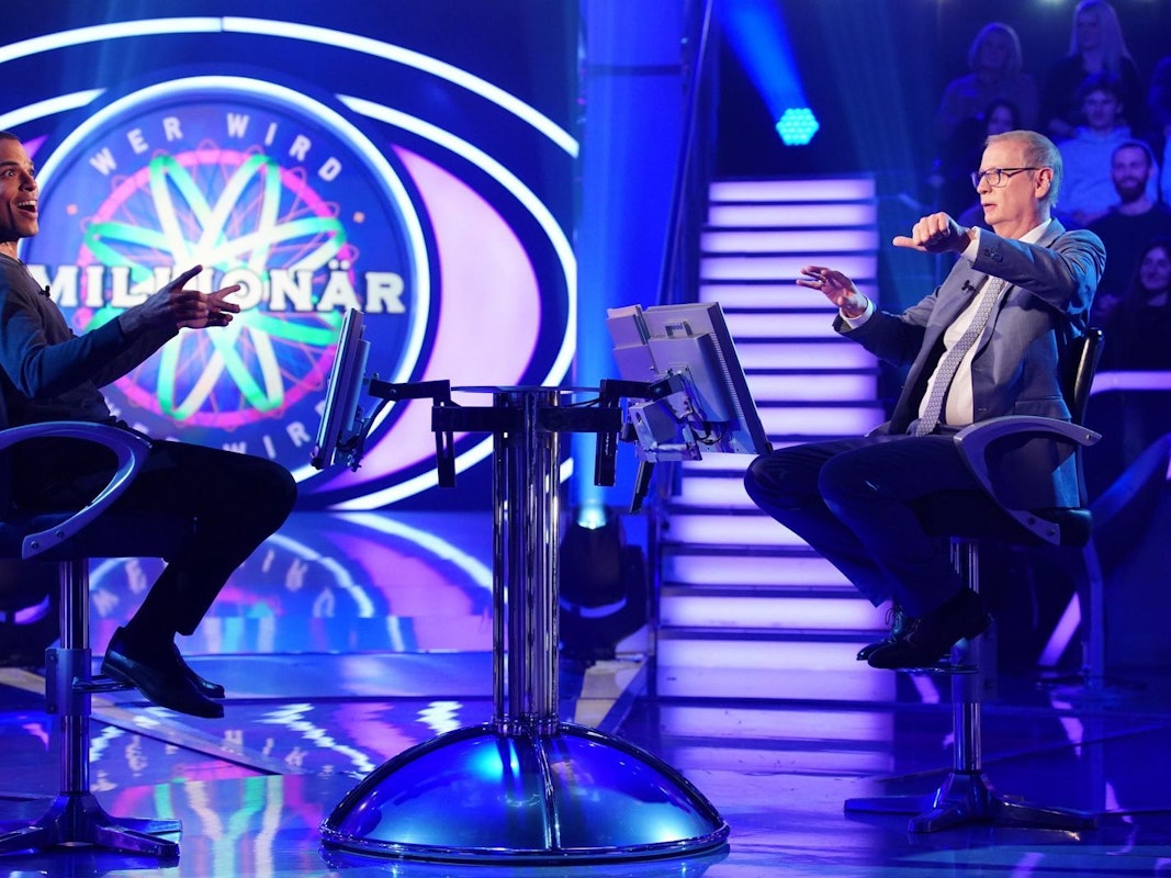 Kurioses Duett: Mit dem Sänger und Gesangslehrer Dennis Maar intonierte Günther Jauch die deutsche Nationalhymne. Anlass war die 8.000-Euro-Frage. Für die überraschende gemeinsame Gesangseinlage gab es viel Applaus. (Bild: RTL / Stefan Gregorowius)