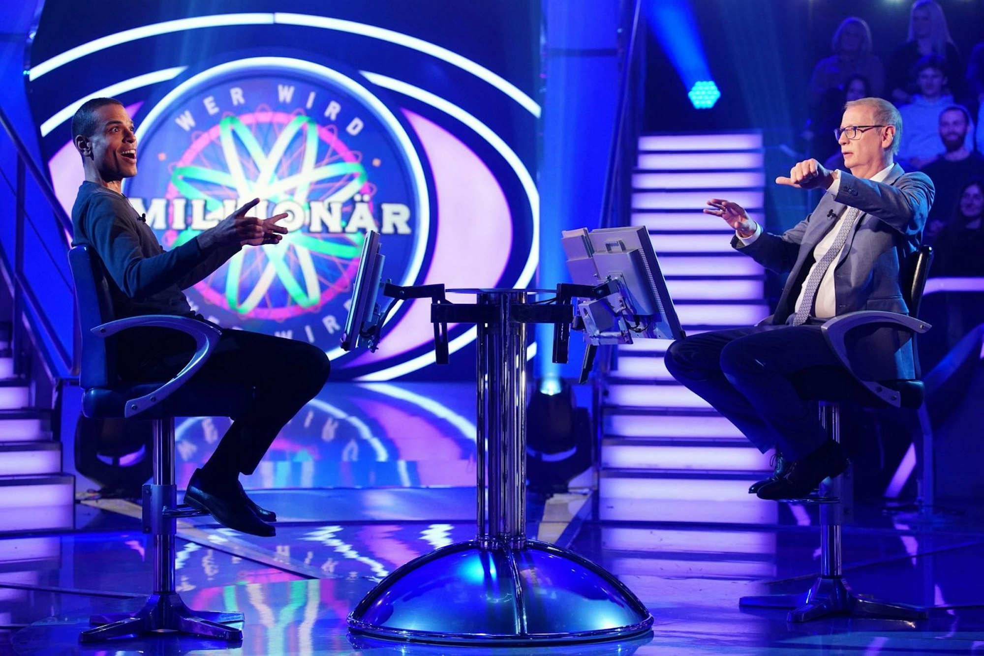 Kurioses Duett: Mit dem Sänger und Gesangslehrer Dennis Maar intonierte Günther Jauch die deutsche Nationalhymne. Anlass war die 8.000-Euro-Frage. Für die überraschende gemeinsame Gesangseinlage gab es viel Applaus. (Bild: RTL / Stefan Gregorowius)