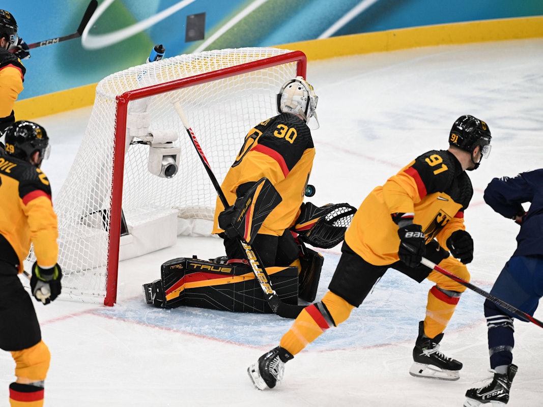 Spielszene mit Moritz Müller bei Deutschland - Frankreich bei Olympia.