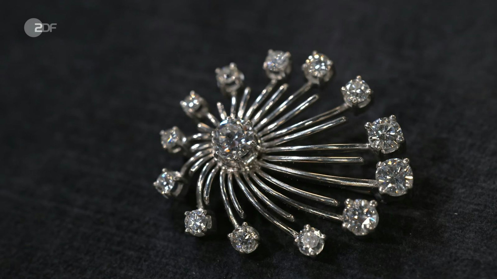 Die Brosche von Verkäuferin Renate war aus Weißgold und mit rund 2,4 Karat Diamanten besetzt. (Bild: ZDF)
