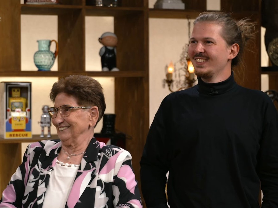 Oma Gerlinde aus Pfungstadt und ihr Enkel Moritz aus Freiburg wollten eine Leuchtreklame bei „Bares für Rares“ loswerden. (Bild: ZDF)