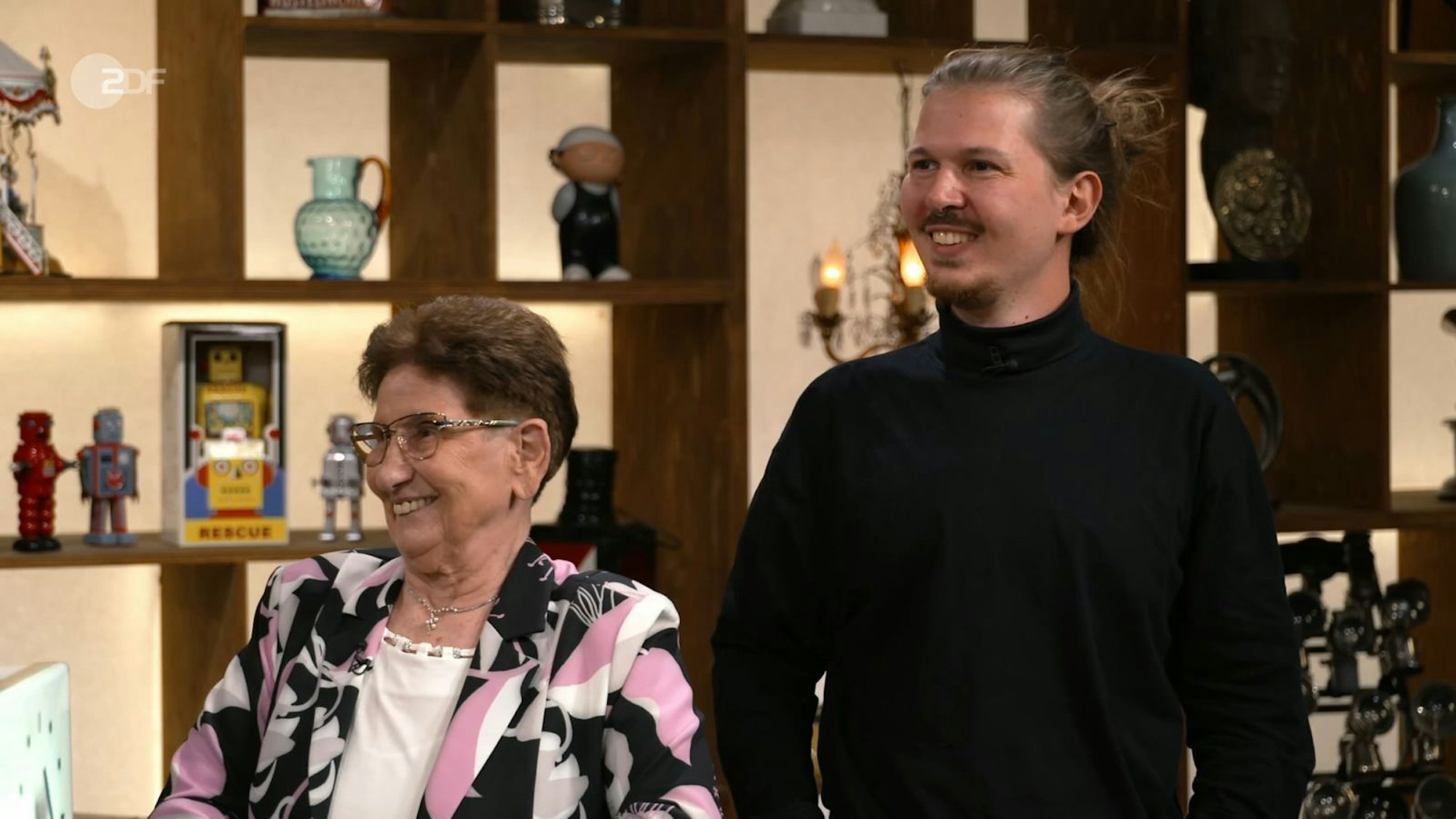 Oma Gerlinde aus Pfungstadt und ihr Enkel Moritz aus Freiburg wollten eine Leuchtreklame bei „Bares für Rares“ loswerden. (Bild: ZDF)