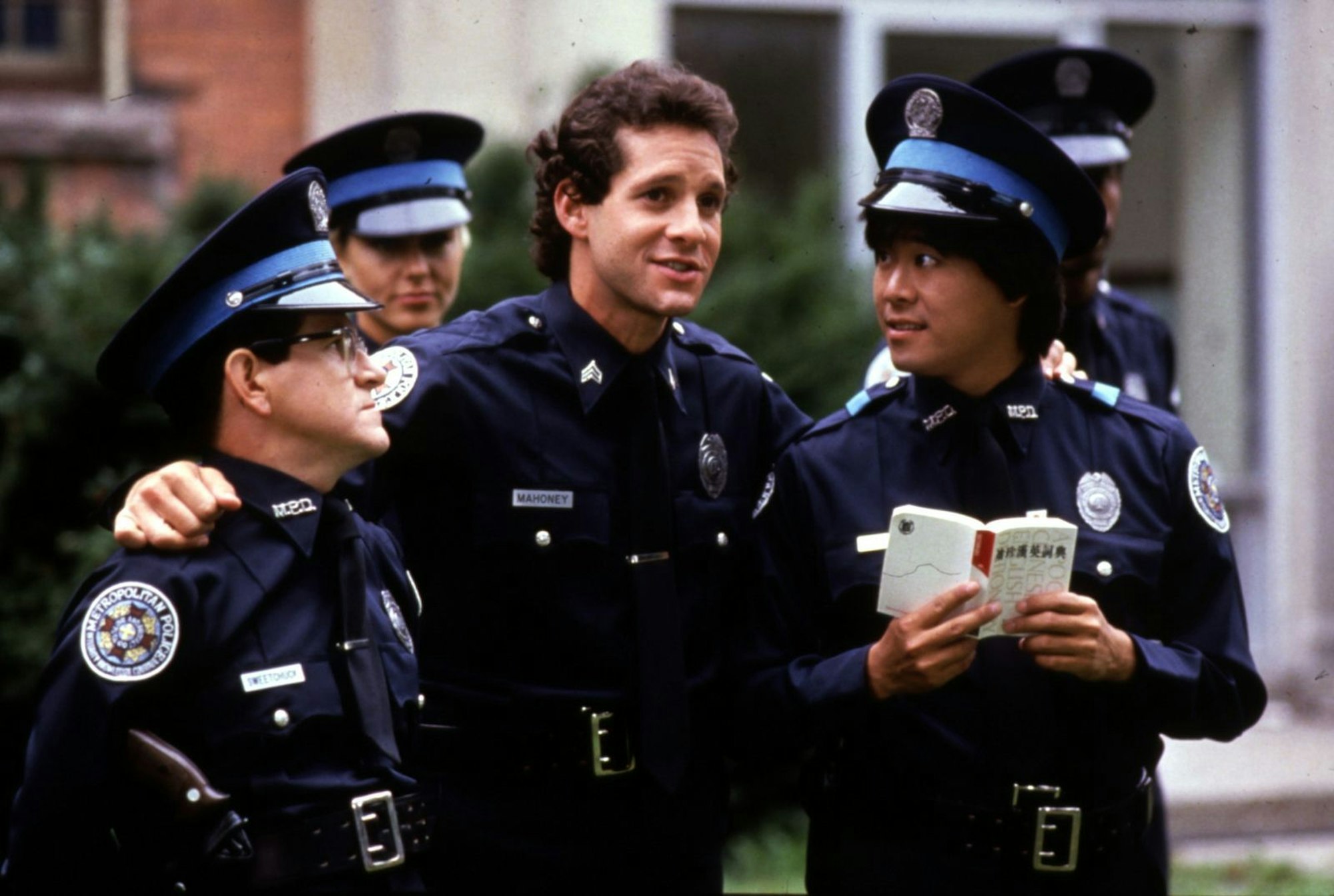Die Rolle des Polizisten Carey Mahoney in der „Police Academy“-Reihe machte Steve Guttenberg (Mitte) zum Star. (Bild: Warner Bros.)