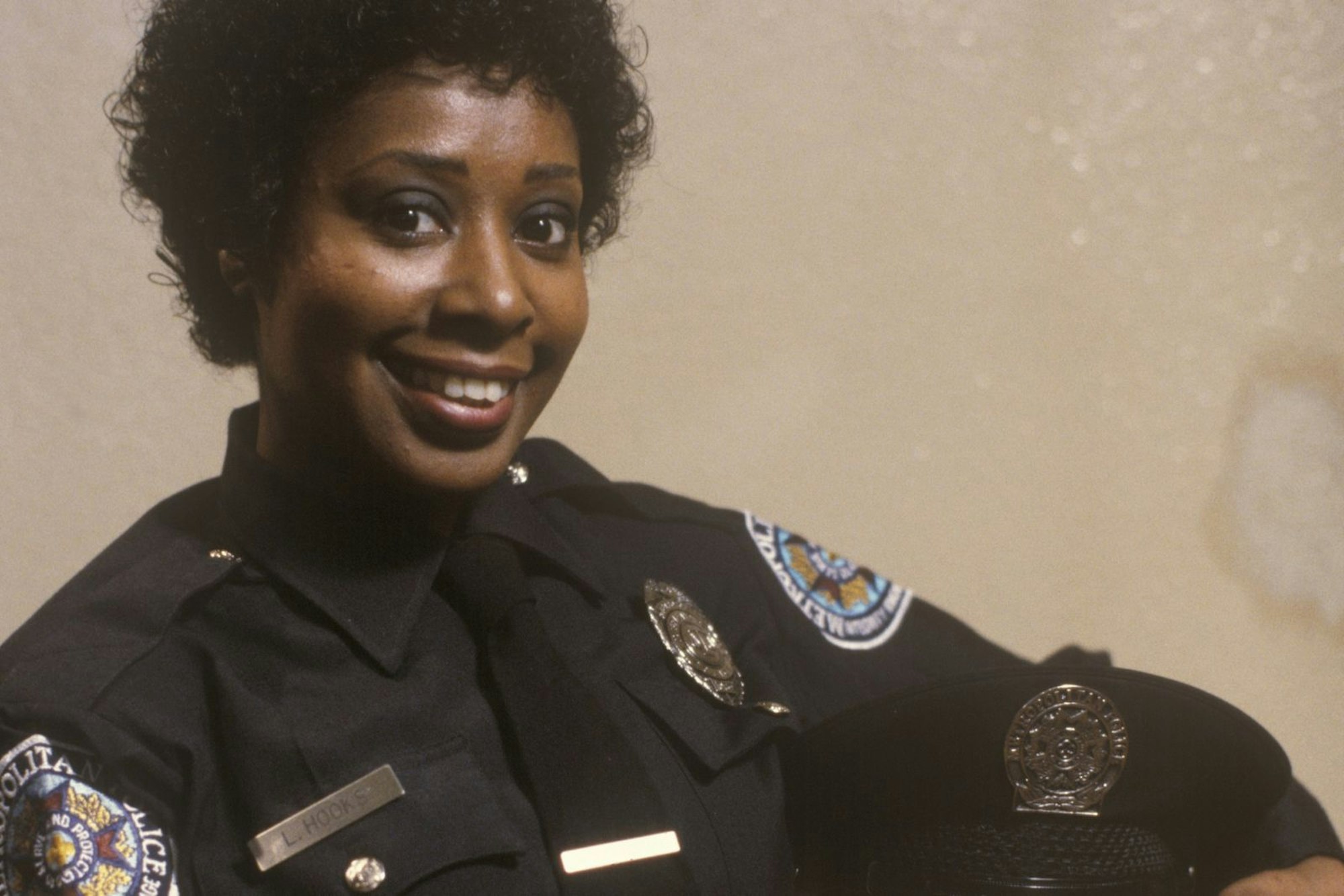 Marion Ramsey spielte in der „Police Academy“-Reihe die leicht tollpatschige und schwer piepsstimmige Polizistin Laverne Hooks. (Bild: Warner Bros.)