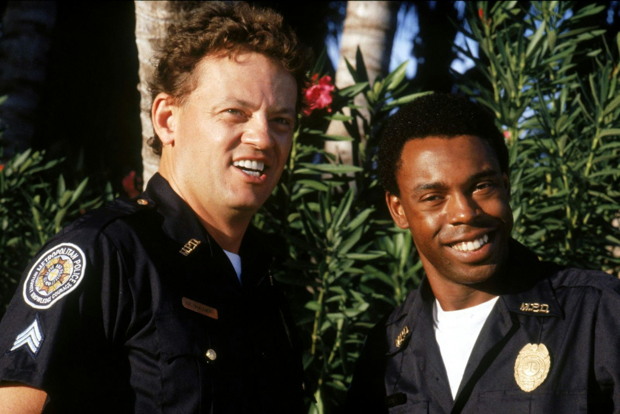 Über kleinere Rollen in Sitcoms (“Alle unter einem Dach“, „Seinfeld“) und in zwei „Star Trek“-Serien kam David Graf (links, mit Michael Winslow) nach dem Ende der „Police Academy“-Filme nicht mehr hinaus. (Bild: Warner Bros.)